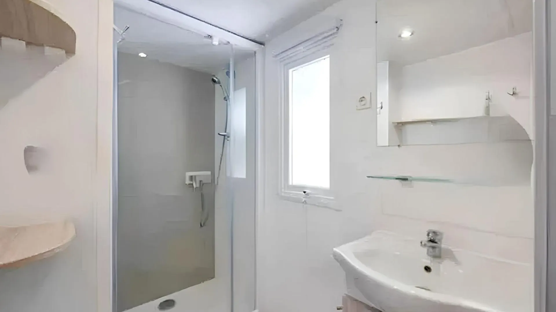Bungalow Confortable A Nans-Les-Pins Avec Piscine Partagee
